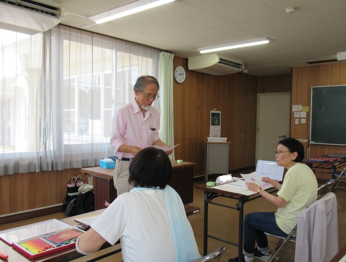 講師から説明を受ける受講生の画像