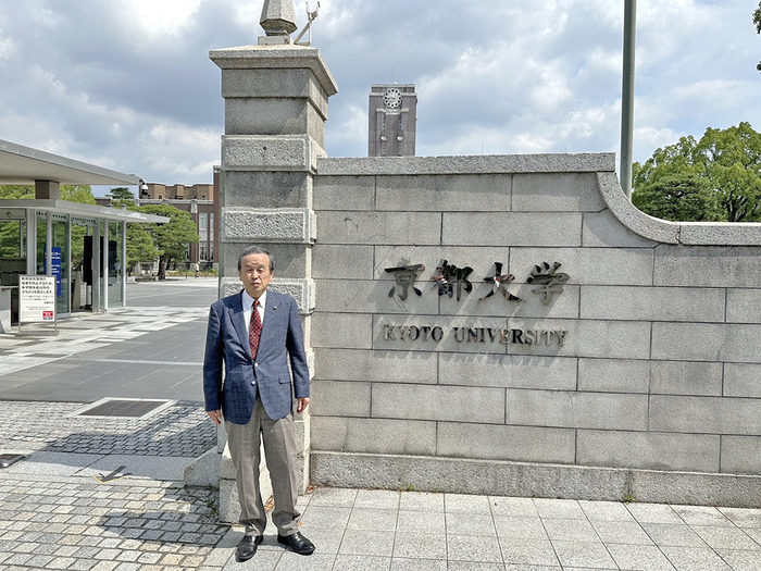 京都大学の校門前での市長の画像