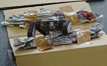 モデルカーが段差を乗り越える様子です。