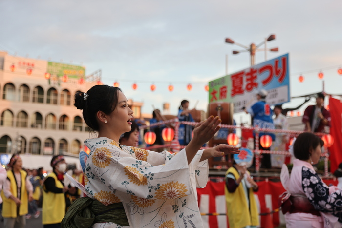 夏まつりで踊る清水くるみさんの写真