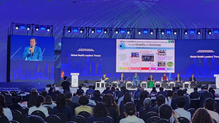 発表する岡村市長