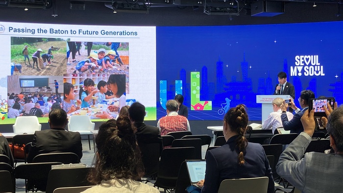 発表する本市職員