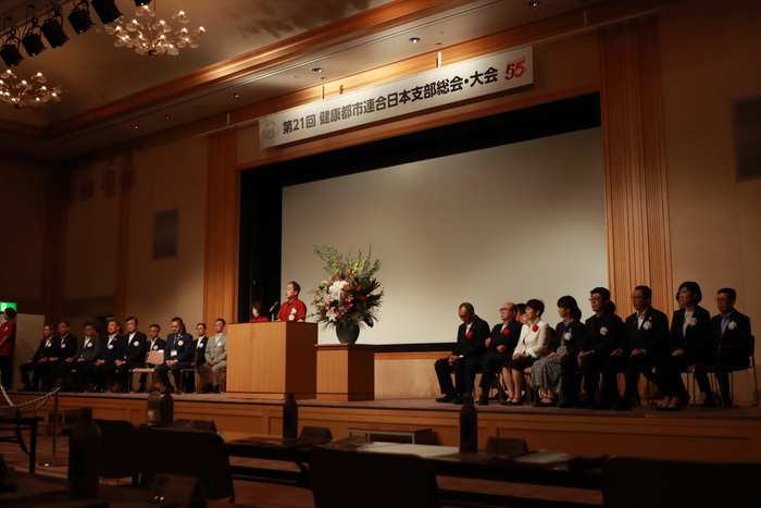 あいさつする市長