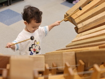 大型木琴を叩いているこども