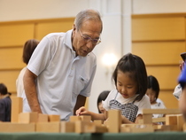 おじいちゃんと一緒に遊ぶこども