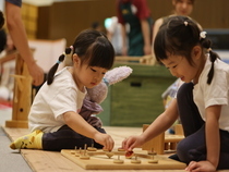 木のおもちゃで遊ぶ姉妹