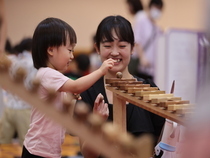 木のボールを転がすと音がなるおもちゃで遊ぶ様子