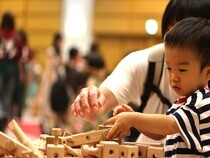 ビー玉が通る道を積んでいく様子