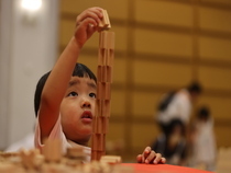 木のおもちゃを積み上げている様子