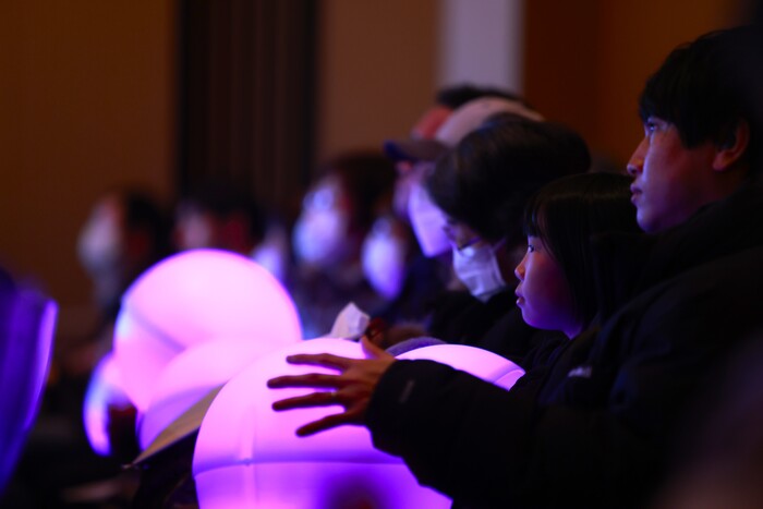 サウンドハグを抱え、音楽会を楽しむ参加者