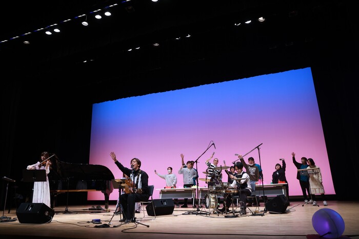 コラボステージを披露する大府福祉会あけび苑の利用者と広報大使ら