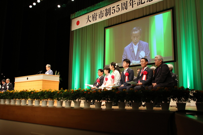 式典で式辞を読む市長