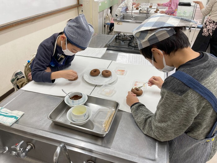 ドーナツづくりのようす