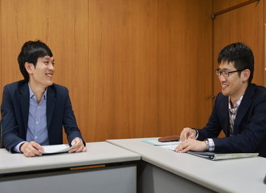 写真:打合せで談笑している様子