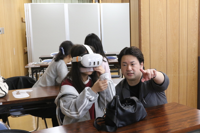 VRゴーグルを装着して映像を見ています。