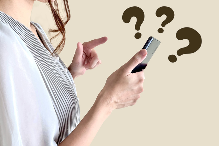 スマホ操作方法に困っている人の画像