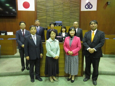 東海市議場での集合写真