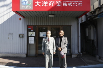 大洋産業株式会社の社長と市長の写真