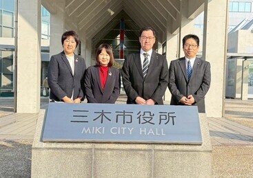 三木市役所前での写真