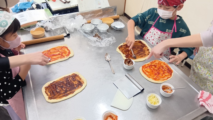 パンをつくるようす