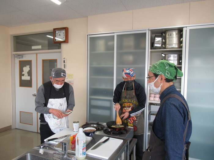 調理する男性の画像