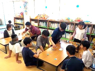 ボードゲームをしている写真