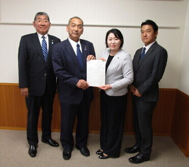 報告書を議長に提出