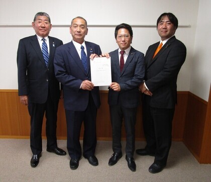 報告書を議長に提出