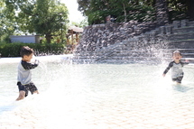 元気いっぱい！じゃぶじゃぶ池で夏を先取り